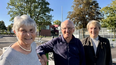 Petra Alischer, Eberhard Werner und Dagmar Mosch vom Helferkreis freuen sich über neue Ehrenamtliche, die bei der Hausaufgabenbetreuung Unterstützung geben können. (Foto: Ulrike Seiffert)
