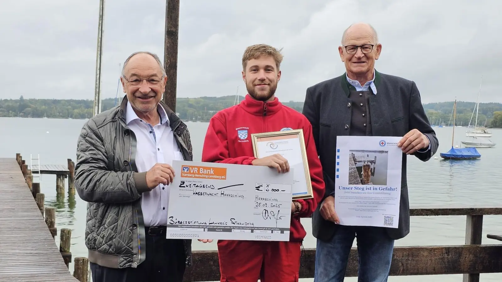 Bei der Spendenübergabe (v.l.): Karl Roth, Vorstand Bürgerstiftung, Ludwig Schmidt, Wasserwacht, Johann Oberhofer, Bürgerstiftung). (Foto: Bürgerstiftung)