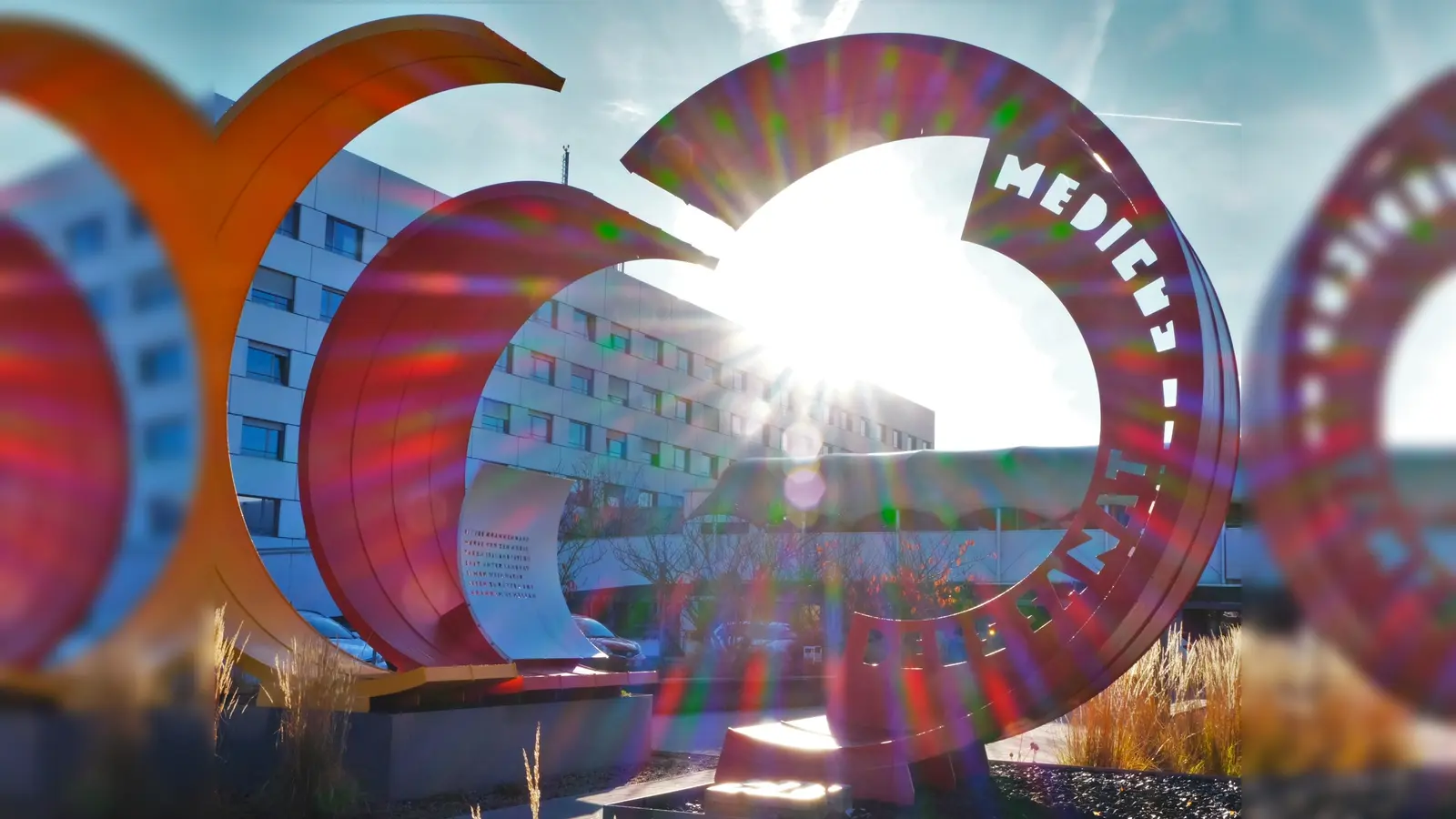 Das Klinikum Landkreis Erding arbeitet jetzt auch mit der Bayerischen Krebsgesellschaft zusammen. Sie wird ab Januar in einem Büro im Personalwohnheim nebenan ihre Hilfe anbieten.  (Foto: Landratsamt)