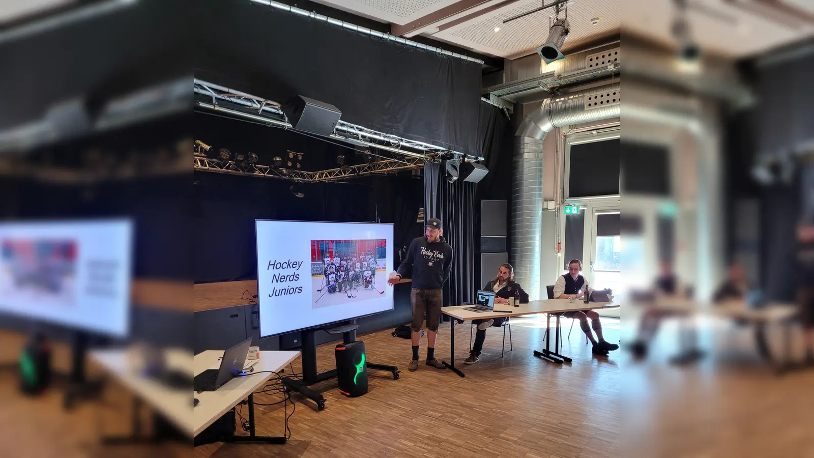 Bei der Mitgliederversammlung erwähnte Florian Wöhler auch die Leistungen der Junoir Nerds. Rechts im Bild Deniz Aksu und Daniel Nunner (v.l.). (Foto: Hockey Nerds)