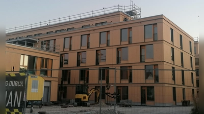 Fast fertig: Das Seniorenheim an der Franz-Nißl-Straße soll im November bezogen werden. (Foto: job)
