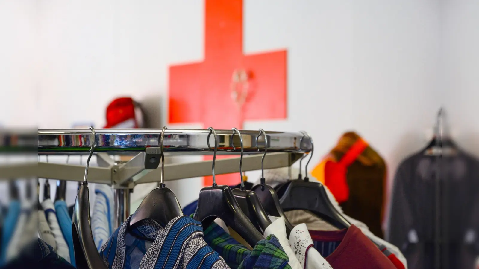 „Lieblingsstücke” ist der Name des Kleiderladens im neuen BRK Stützpunkt. Neben Gebrauchtem wird dort auch gespendete Neuware verkauft.  (Foto: Manfred Barth)