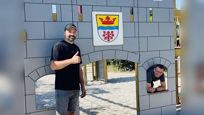 Abenteuer an der Ritterburg: Volkan Özdemir (Bauverwaltung) und Christian Geier (Betriebshof) testen schon mal den Spaßfaktor. (Foto: Gemeinde Gräfelfing)