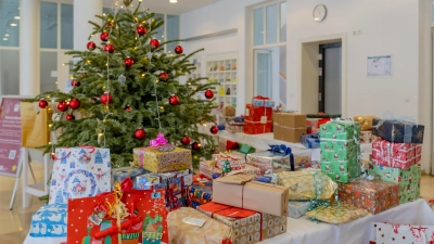 Der Wunschbaum im Haarer Rathaus wartet auf „Wunscherfüller”. Die Aktion gibt es seit 2018. (Foto: Stadt Haar)