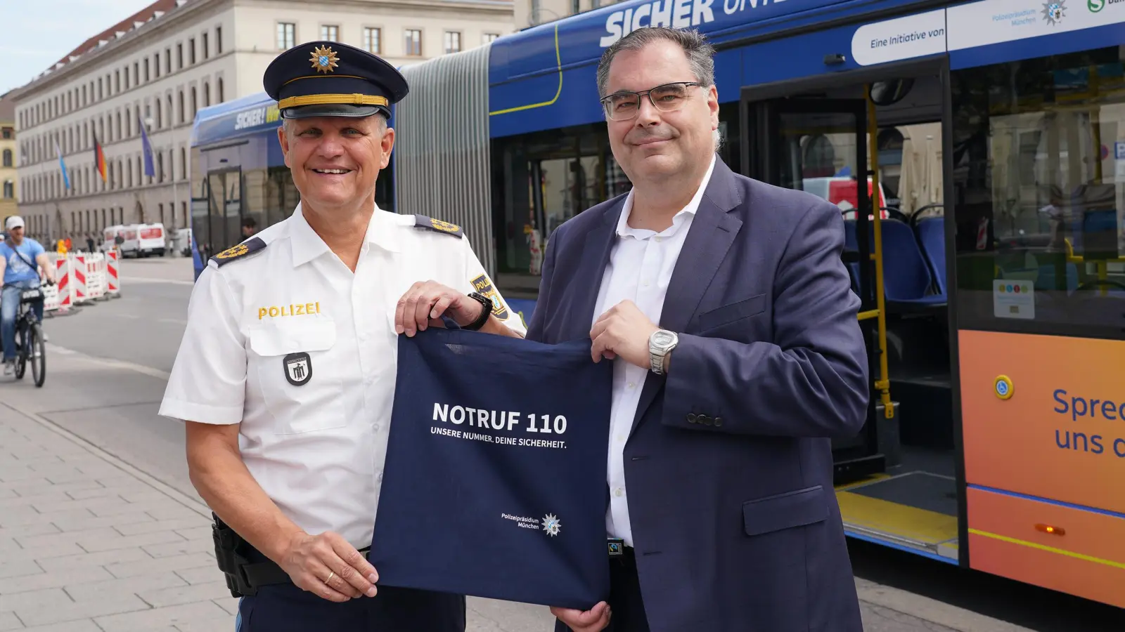 MVG-Chef Ingo Wortmann (rechts) und Münchens Polizeipräsident Thomas Hampel wollen noch mehr Aufmerksamkeit für die Kampagne „Sicher unterwegs“ im öffentlichen Raum erzielen. (Foto: Polizeipräsidium München)