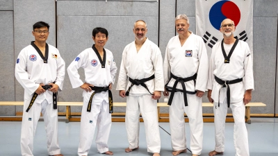 Großmeister Joachim Veh vom SV Langenbach (rechts) war Referent beim Lehrgang in Höchberg. Dort traf er (von rechts) Rudi Grasser&nbsp;(Präsident der Traditionellen Taekwondo-Vereinigung&nbsp;Franken) sowie Jürgen Löhning, Chang Jae Hee und Jo In-Jong. (Foto: Elke Kunkel Würzburg)