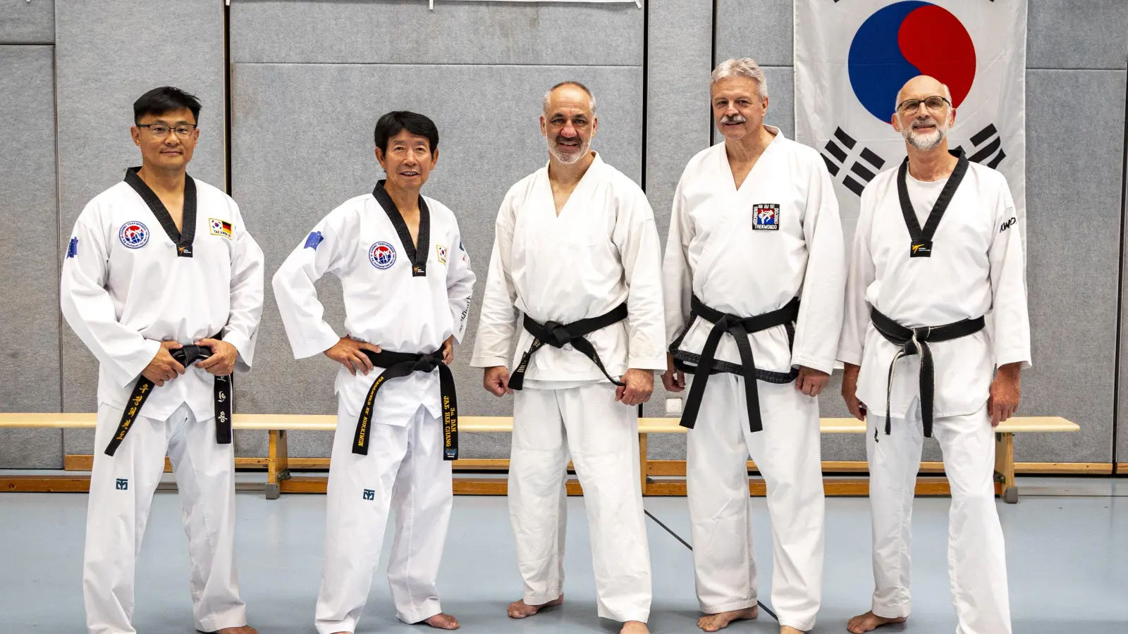 Großmeister Joachim Veh vom SV Langenbach (rechts) war Referent beim Lehrgang in Höchberg. Dort traf er (von rechts) Rudi Grasser&nbsp;(Präsident der Traditionellen Taekwondo-Vereinigung&nbsp;Franken) sowie Jürgen Löhning, Chang Jae Hee und Jo In-Jong. (Foto: Elke Kunkel Würzburg)