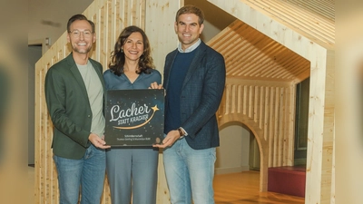 Von links nach rechts: Thomas Gierling, die Kinderärztin Aynur Damli-Huber und Maximilian Böltl. (Foto: Lacher statt Kracher/Franz-Josef Seidl )
