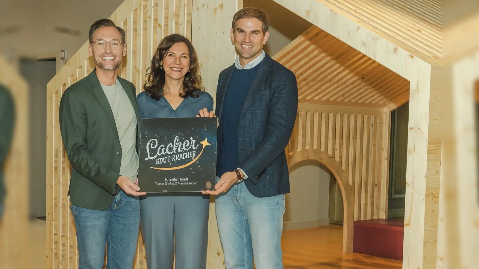 Von links nach rechts: Thomas Gierling, die Kinderärztin Aynur Damli-Huber und Maximilian Böltl. (Foto: Lacher statt Kracher/Franz-Josef Seidl )