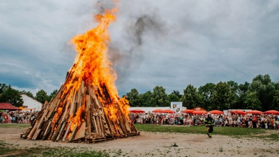Auf der Truderinger Festwiese wird am 27. Juni das Sonnwendfeuer entzündet. Dazu gibt es ein Rahmenprogramm für groß und klein. (Foto: Truderinger Burschenverein)