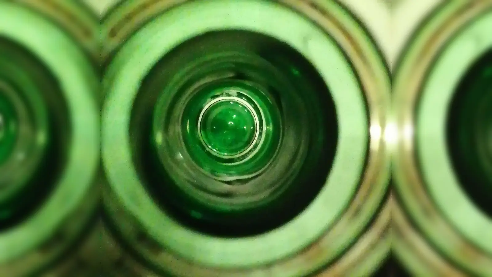 Neue Glasflaschen bestehen zu 60 Prozent aus Altglas. Grünglas (auf unserem Bild fällt der Blick in eine - inzwischen leere - grüne Weinflasche) sogar aus bis zu 90 Prozent. (Foto: job)