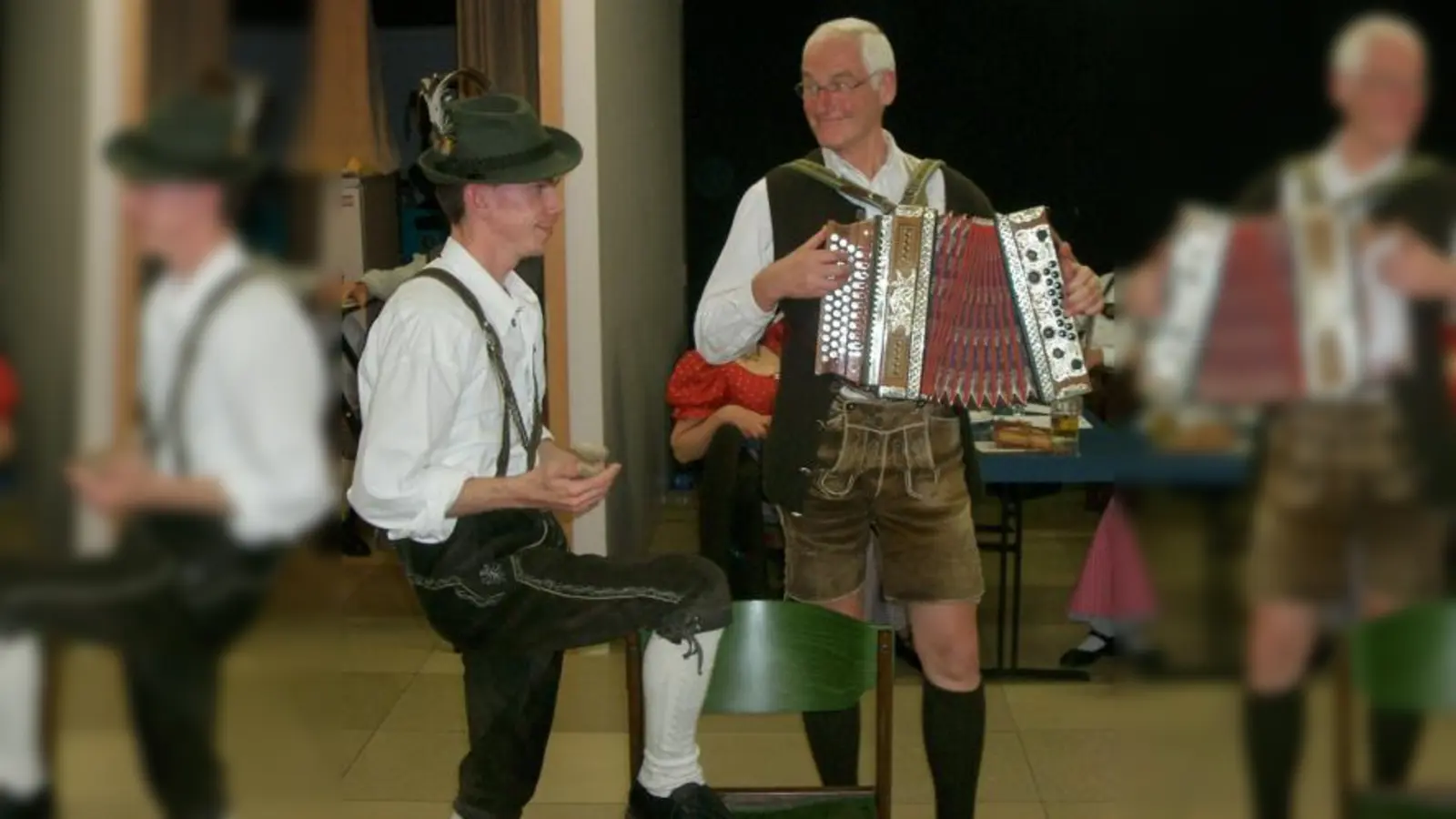 Viel Beifall erhielt Harald Kulhanek (links) für seine spontane „Holzlöffel-Percussion“-Einlage, bei der er von Willi Stapert begleitet wurde. (Foto: Alfred Lehmann)