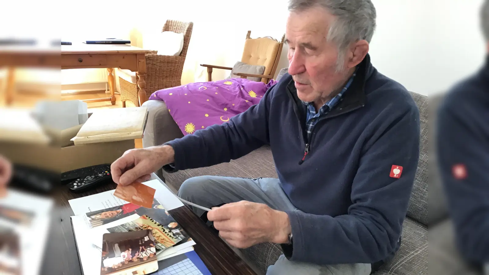 Robert Roth hat für den Münchner Wochenanzeiger in seinen alten Alben gekramt. (Foto: Daniel Mielcarek)