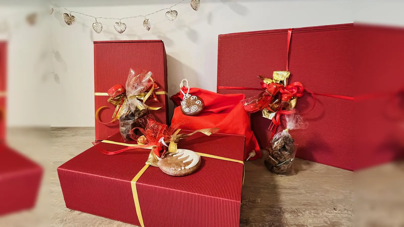 Liebevoll verpackte Päckchen gibt es für Bedürftige im Rahmen der Aktion „Weihnachten in der Schachtel”.  (Foto: AWO-NbH)