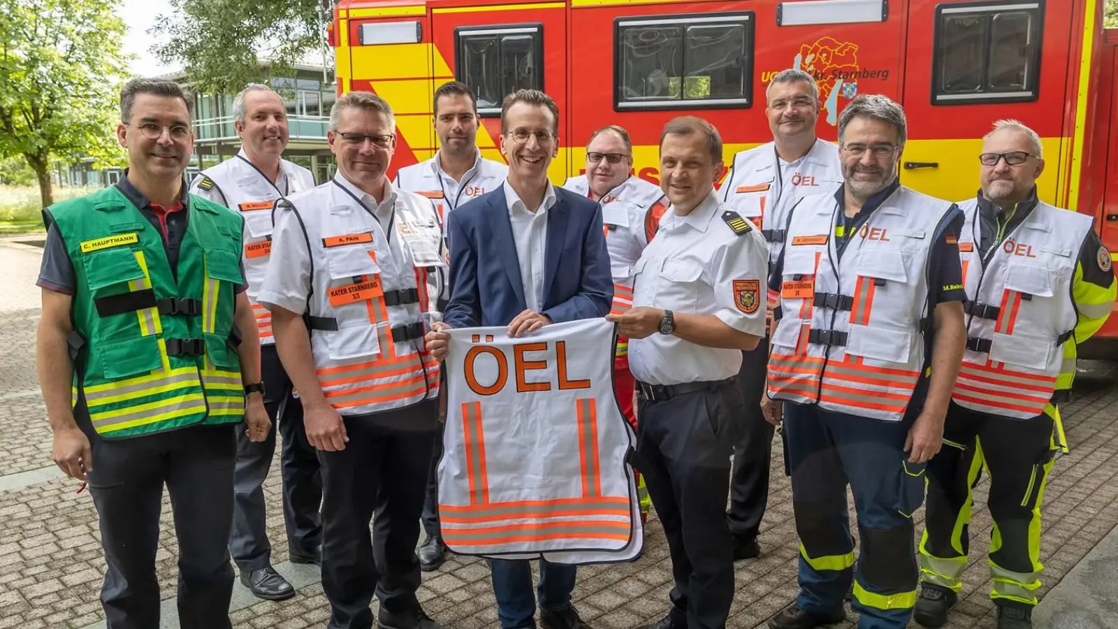 Weiße Westen für die örtlichen Einsatzleiter, grüne Weste für den ABC-Fachberater (v.l.): Christian Hauptmann (Kreisbrandinspektion -KBI-, Michael Weigert (KBI), Andreas Pain (KBI), Maximilian Wastian (KBI), Landrat Stefan Frey, Walter Kohlenz (DLRG), Kreisbrandrat Helmut Schweickart, Klaus Ringhoff (KBI), Markus Reichart (THW) und Roland Schwankhart (BRK). (Foto: Landratsamt Starnberg)