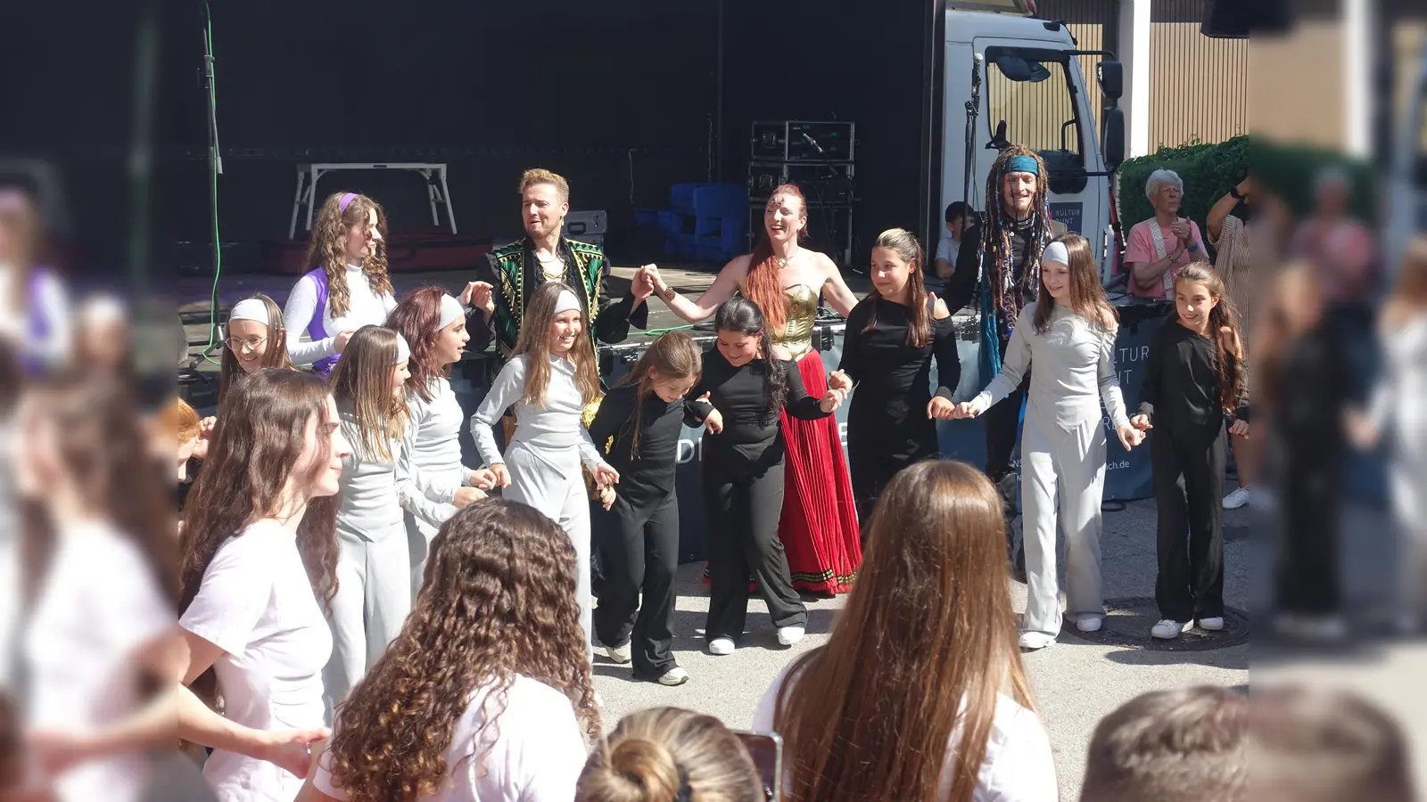 Die Band Dschinghis Khan spielte für die Besucher des Sommerfestes und tanzte anschließend ausgelassen mit den Kindern. (Foto: Peter Steinberg)