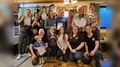 Die Wertungssieger der verschiedenen Wertungen sowie die 1. Schützenmeisterin <br>Stefanie Lücke (v. r.), die 2. Schützenmeisterin Ramona Kohl (v. 2. v. r.) und Sportleiter Johann Sailer (h. r.). (Foto: Hubertus Geisenbrunn)