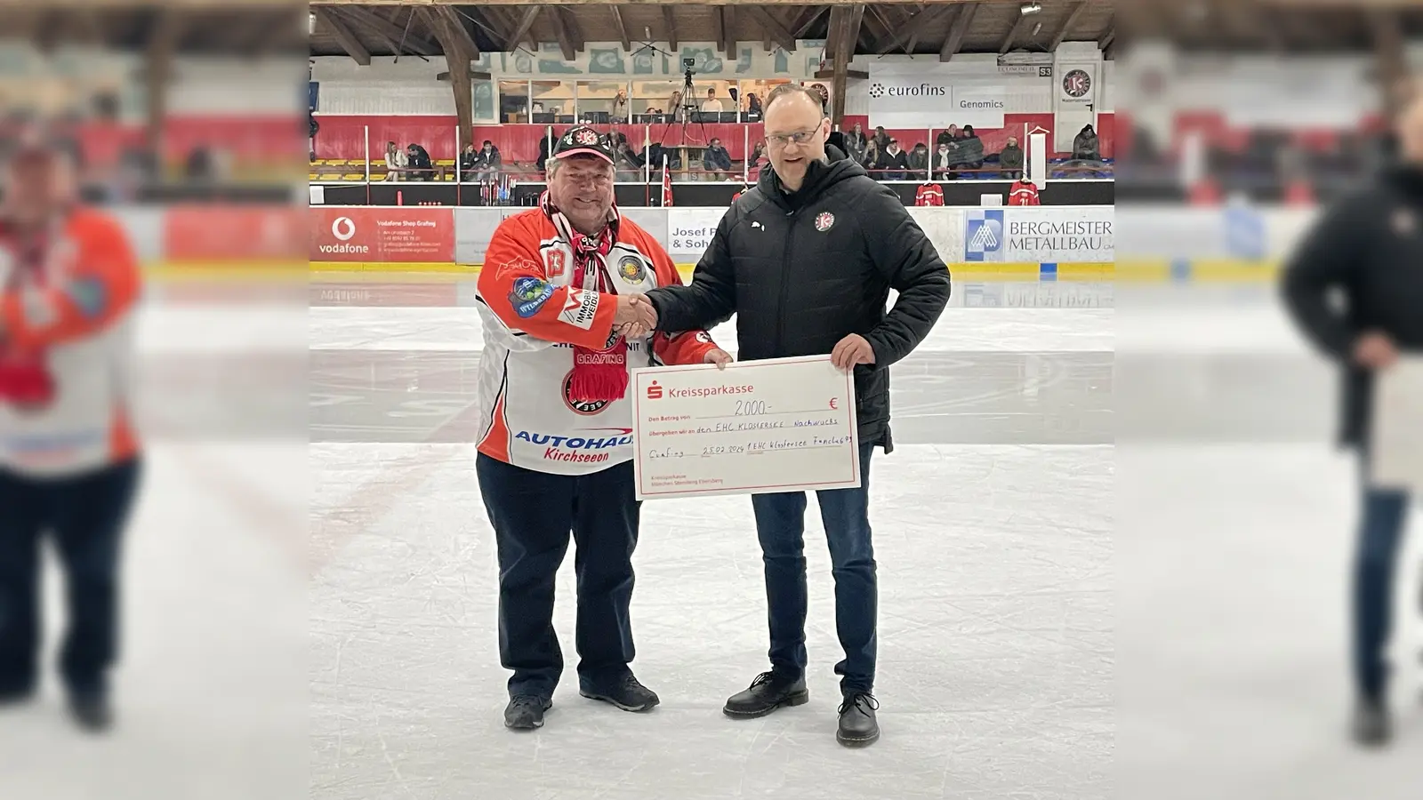 Armin Fichter vom EHC-Fanclub 79 und Präsident SaschaKaefer vom EHC Klostersee bei der Übergabe eines Schecks über 2.000 Euro zugunsten der Nachwuchsabteilung. (Foto: smg)