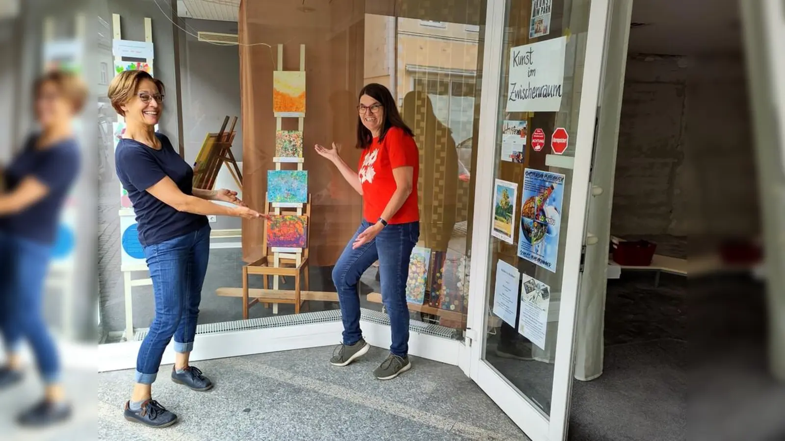 Mit Kunst der „Mittwochsmaler” haben Monika Baasen und Simone Mayer von der Moosburger Förderstätte der Lebenshilfe Freising das Schaufenster des „Alten Bengl” dekoriert. (Foto: Kunst im Zwischenraum)