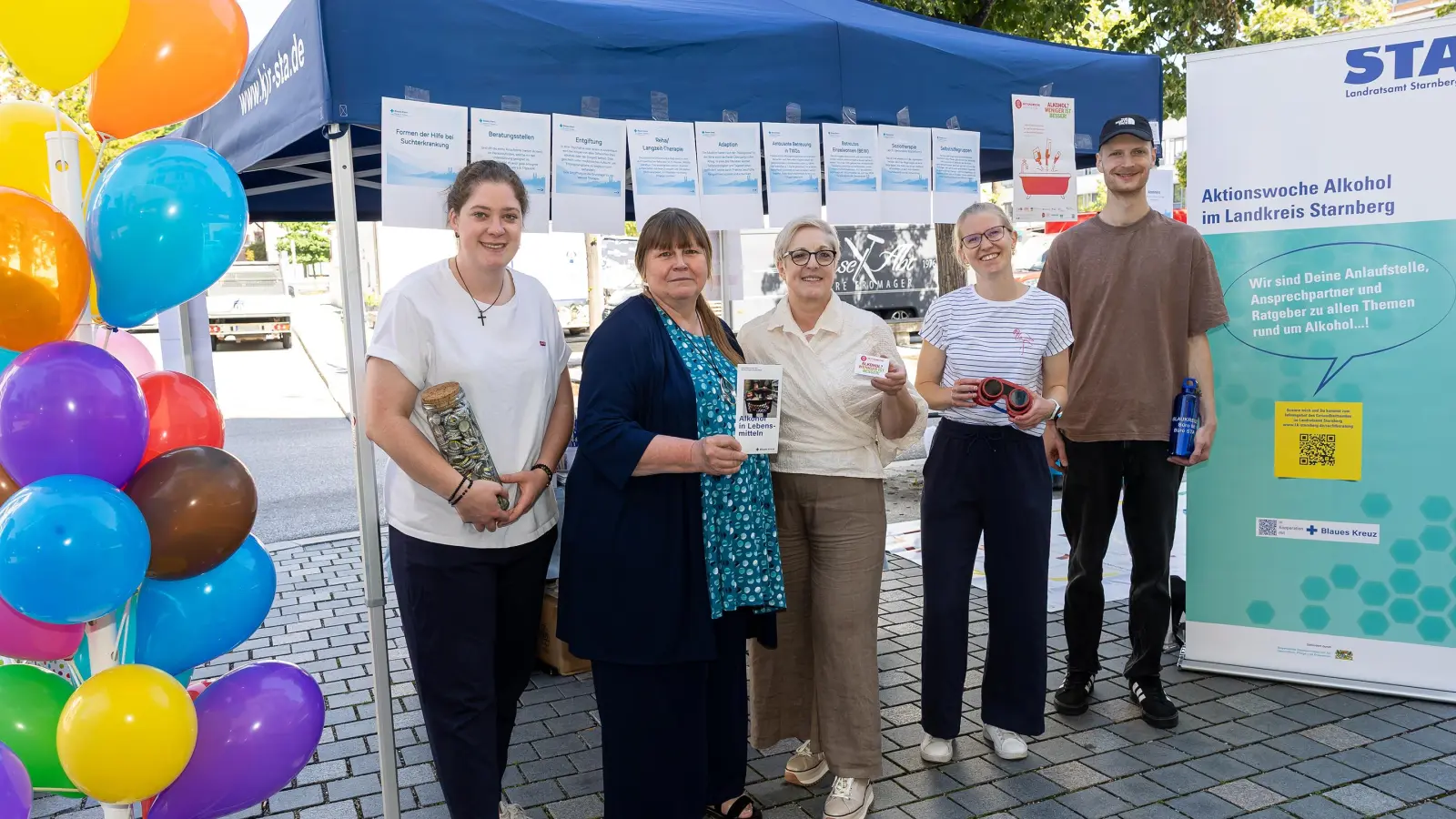 Informierten am Infostand über die Gefahren von Alkohol: (v.l.) Theresa Bartl (Sozialarbeiterin, Blaues Kreuz), Doris Ihle, Sandra Pabian, Nina Ezaruku (Sozialarbeiterin, Blaues Kreuz) und Hannes Müller (Dualer Student der Sozialen Arbeit). (Foto: Landratsamt Starnberg)