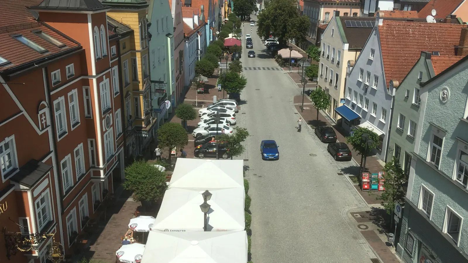 Die Laufstrecke führt durch die Lange Zeile (Foto), den Schönen Turm und Teile der Landshuter Straße. (Archivbild: sbg)