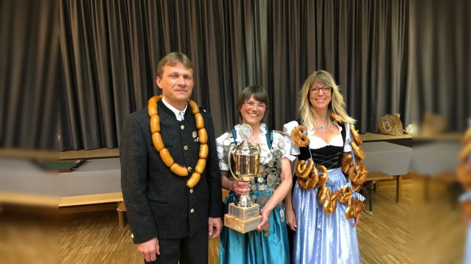 „Wurstkönig“ Andreas Zinsmeister, Schützenkönigin Bettina Weidlinger und Brezenkönigin Sandra Henning. (Foto: Aubachschützen Hochatadt)