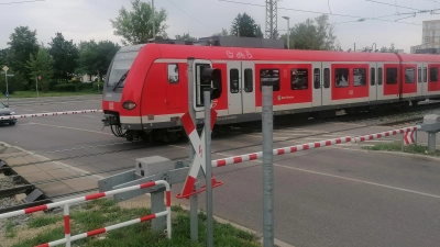 Am Bahnübergang Brunhamstraße braucht man besonders oft besonders viel Geduld. (Foto: job)