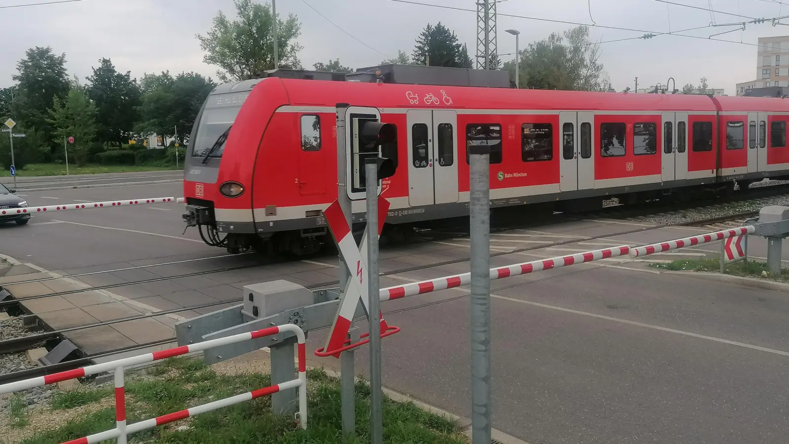 Am Bahnübergang Brunhamstraße braucht man besonders oft besonders viel Geduld. (Foto: job)
