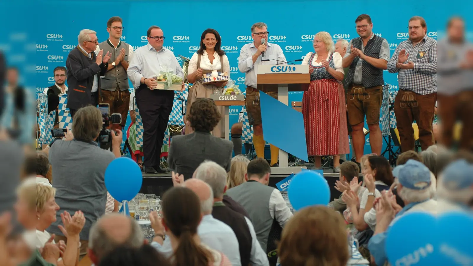 Politischer Frühschoppen der CSU auf dem 33. Aubinger Herbstfest (von links): Dr. Otmar Bernhard, Staatsminister und MdL a.D., Dr. Stephan Pilsinger, MdB, Wirtschaftsreferent Clemens Baumgärtner, Staatsministerin Michaela Kaniber, MdL, Josef Schmid. MdL, Bezirksrätin Barbara Kuhn und Bezirksausschuss-Vorsitzender Sebastian Kriesel standen gemeinsam auf der Bühne. (Foto: Reiner)