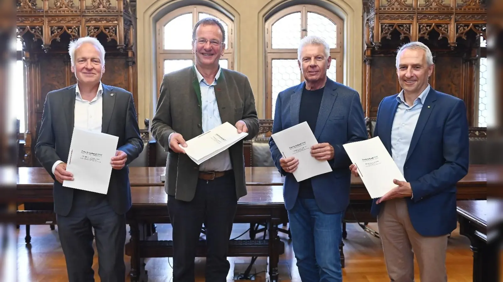 Wollen gemeinsam nachhaltiger wirken: Die Bürgermeister Peter Münster (Eichenau), Andreas Haas (Germering), Dieter Reiter (München) und Norbert Seidl (Puchheim). (Foto: Robert Haas)