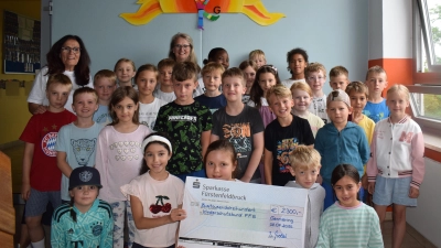 Ein Teil des Geldes, das beim Spendenlauf der Kleinfeldschule zusammengekommen war, ging an den Kinderschutzbund Fürstenfeldbruck. (Foto: Kleinfeldschule)