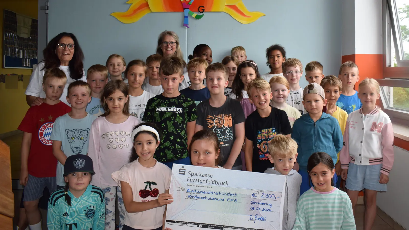 Ein Teil des Geldes, das beim Spendenlauf der Kleinfeldschule zusammengekommen war, ging an den Kinderschutzbund Fürstenfeldbruck. (Foto: Kleinfeldschule)