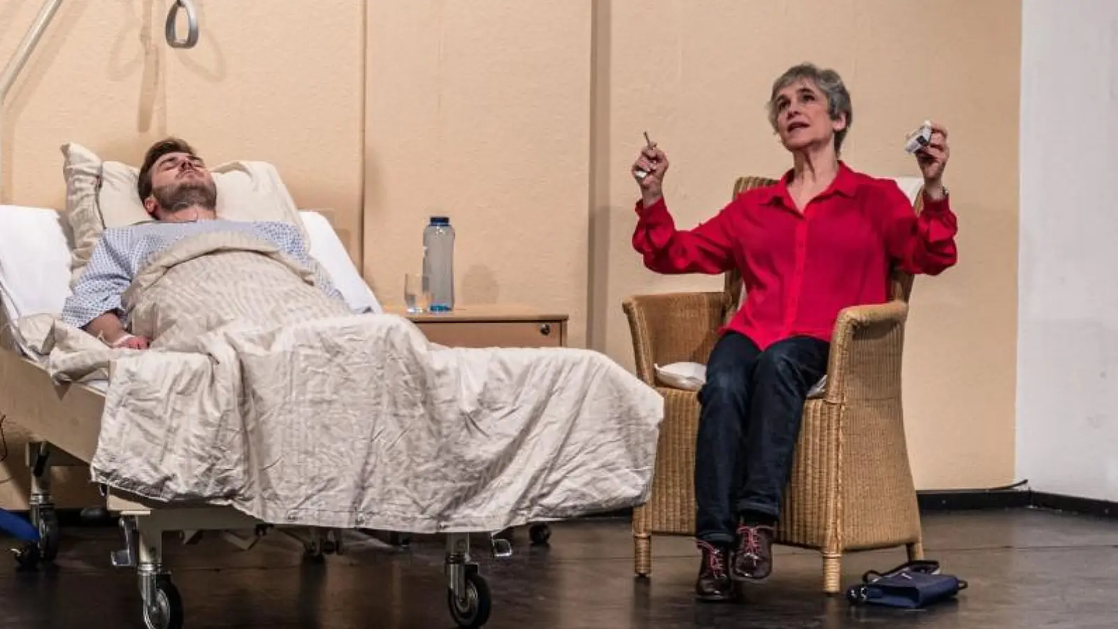 Streiten sich am Krankenbett: Dennis Tschernik als Paul und Cecilia Gagliardi als Carola. Mittendrin: Thomas J. Heim, der Michael verkörpert. (Foto: pr)