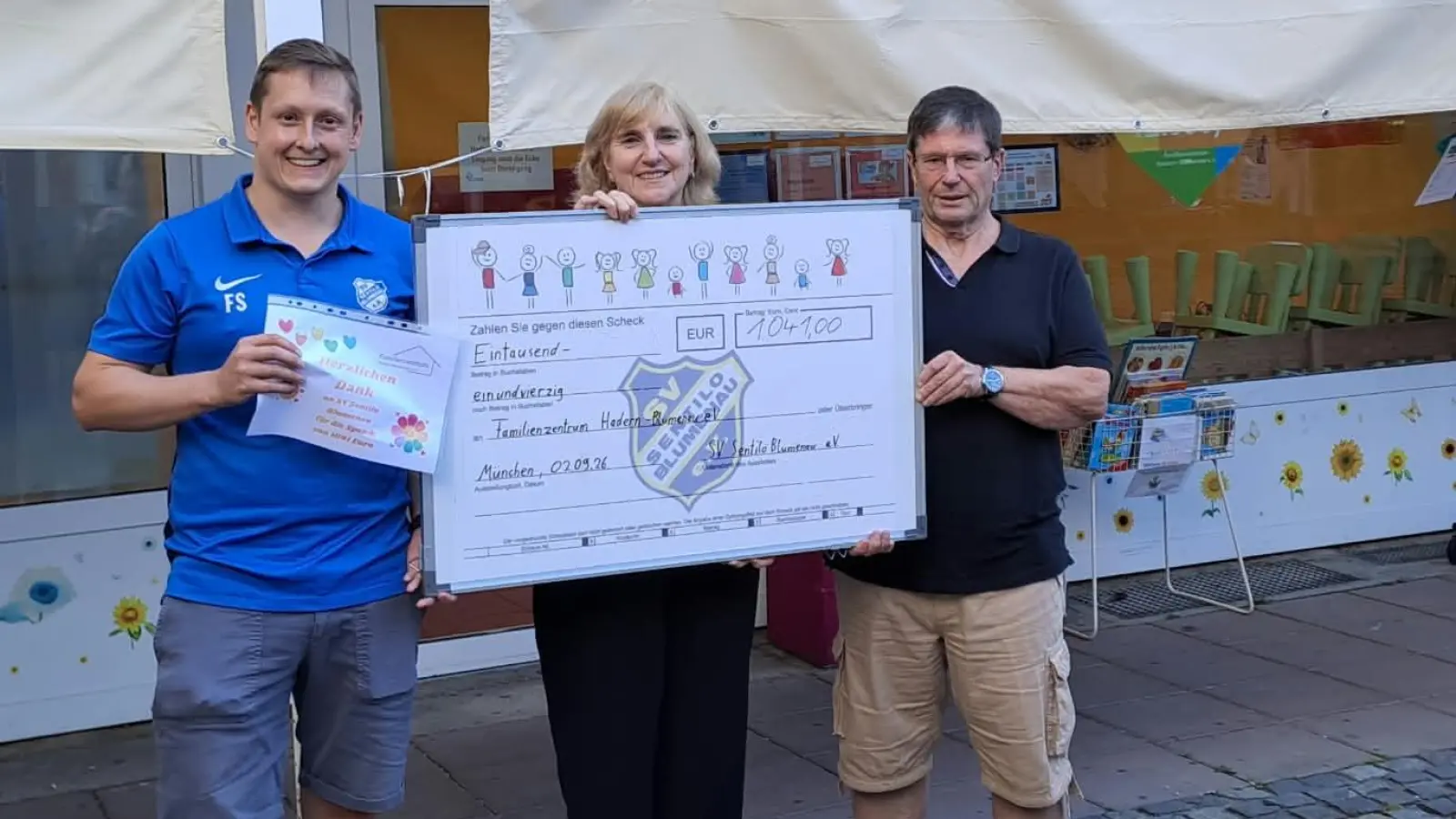 Der Sportverein überreichte einen Scheck über 1.041 Euro an das Familienzentrum Hadern-Blumenau (von links): Felix Schneider (2. Vorstand Sv Sentilo Blumenau), Andrea Streifeneder (Vorsitzende Familienzentrum), Hermann Streifeneder (stv. Vorsitzender Familienzentrum). (Foto: SVSB)