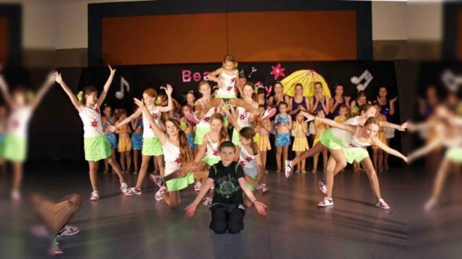 Auch in den Reihen der Kinder-Showtanzgruppe gibt es bei zwölf Tänzerinnen nur einen Jungen: Das findet der elfjährige Armin Rahm aber völlig okay, im vergangenen Jahr war er sogar der Kinderprinz. (Foto: Eva Schraft)