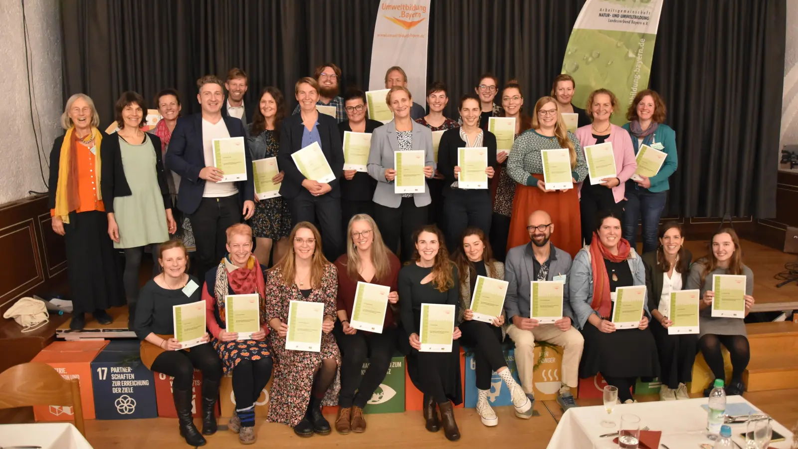 Die glücklichen 26 Absolventinnen und Absolventen im Großen Rittersaal. (Foto: Bildungszentrum Burg Schwaneck)