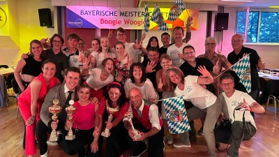 Gemeinsam mit ihren Fans feierten die erfolgreichen Tänzer der Boogie Magic's ihren letzten, großartigen Erfolge bei der BM in Königsbrunn. (Foto: Johann Preuhs )