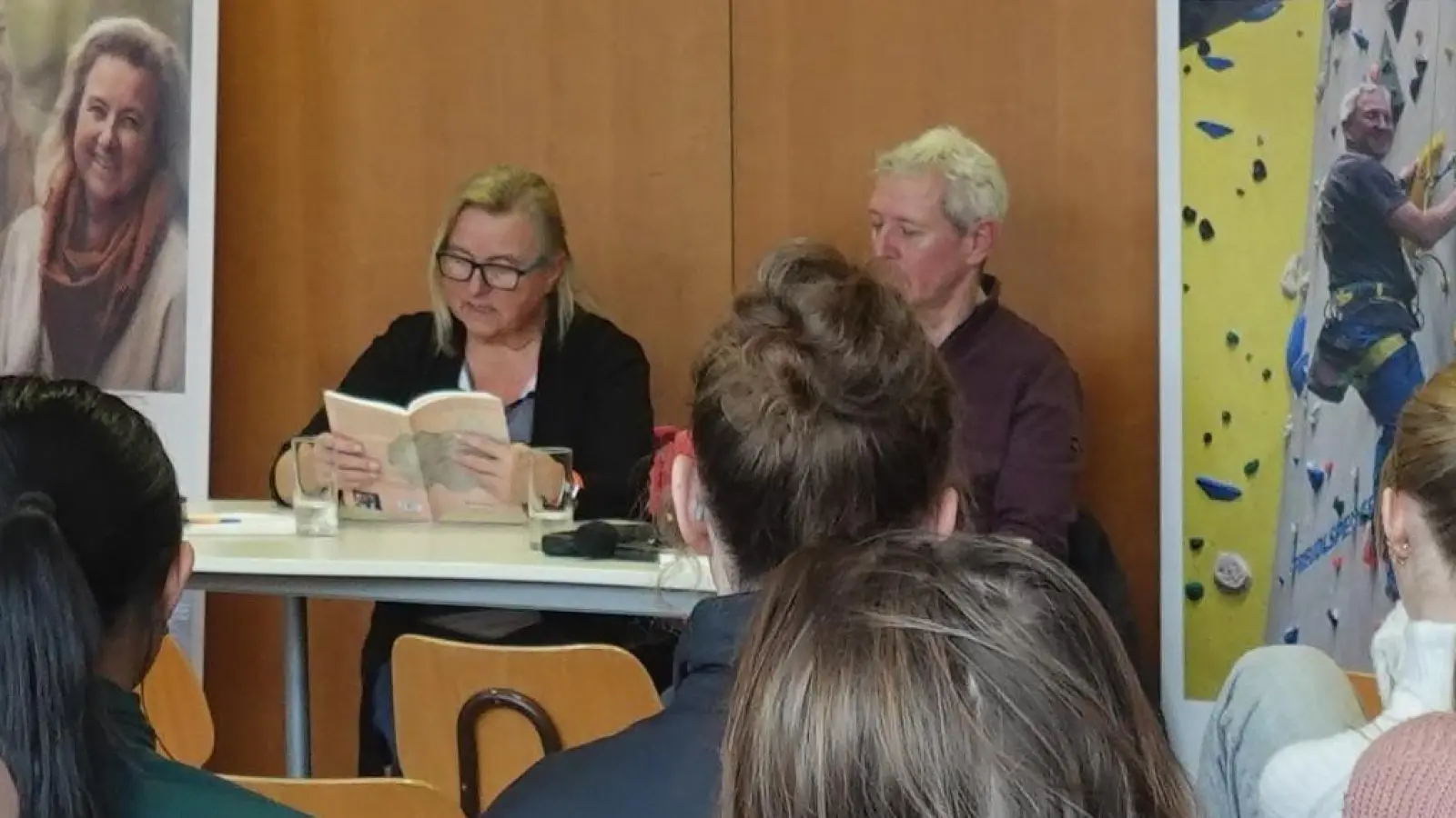 Autorin Brigitte Emmerling und Hans-Jürgen Braun waren zu Gast am Gymnasium Dorfen. (Foto: Gymnasium Dorfen)