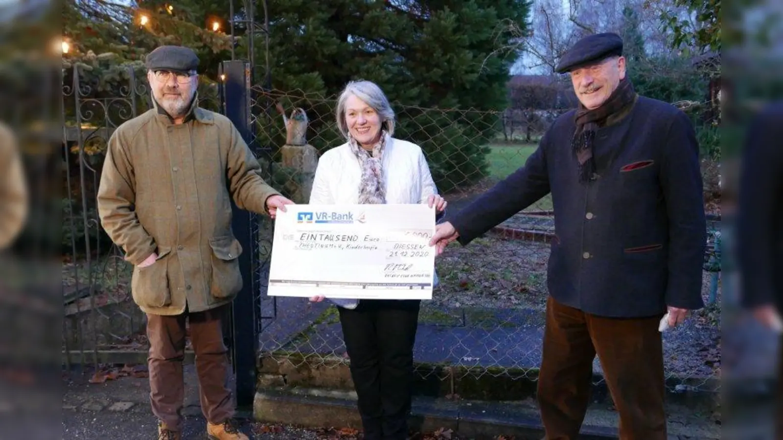 Der Präsident vom Rotary Club Ammersee, Alois Krame (links), und der Rotarier Max Schöner übergeben der Koordinatorin des Theotinum Vereins, Irmgard Schleich, eine Spende in Höhe von 1.000 Euro für das Kinderhospiz in Dießen. (Foto: Maren Martell)