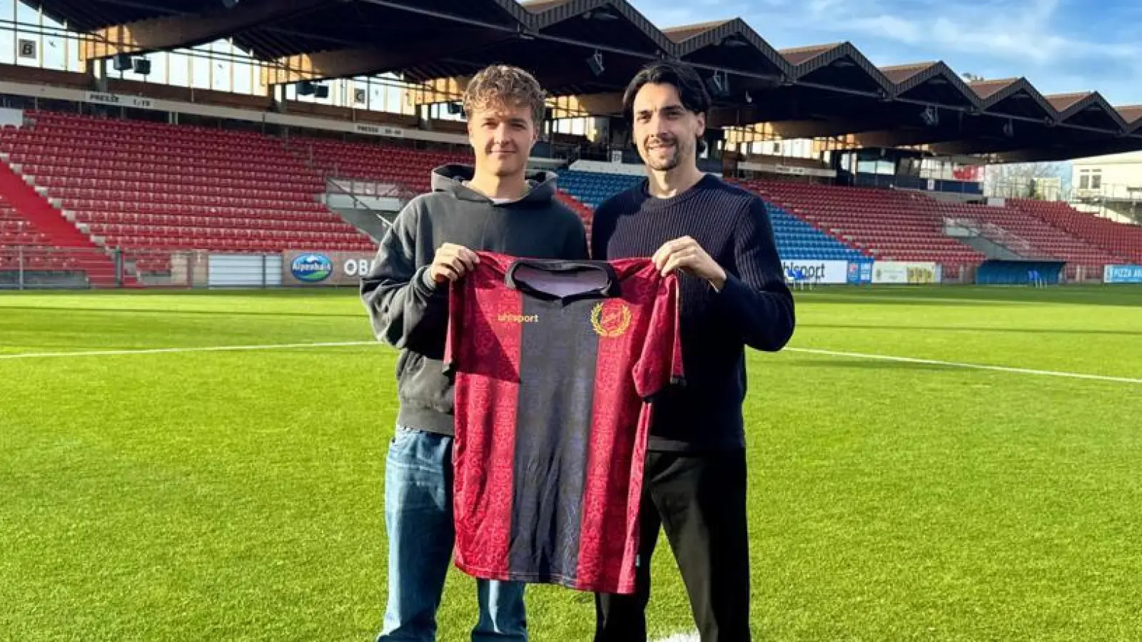 Sportdirektor Markus Schwabl (rechts) mit Milan Kodaj, der Haching erhalten bleibt. (Foto: SpVgg Unterhaching)
