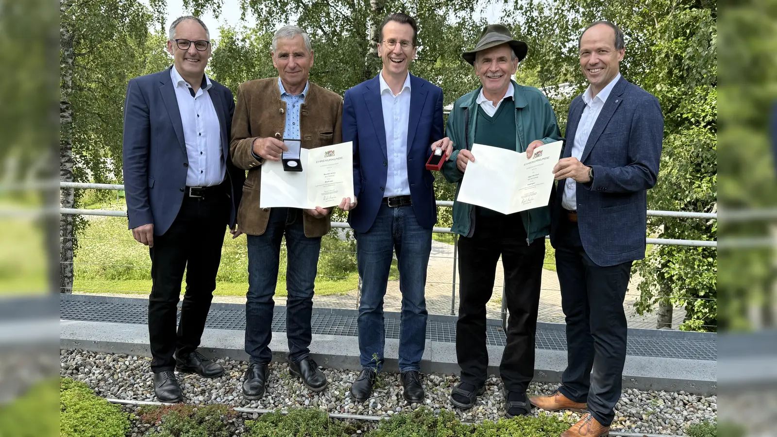 Bei der Feierstunde im Landratsamt v.l.: Bürgermeister Michael Sturm, Anton Wunderl (beide Weßling), Landrat Stefan Frey, Hermann Jäger (Herrsching) und Andreas Schäffler, Leiter des Vermessungsamts Landsberg am Lech.  (Foto: pst)