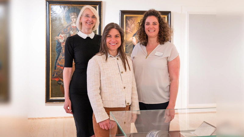 Museumsleiterin Eva Willberg, Oberbürgermeisterin Monika Schwind und Dr. Veronika Winkler bei der Vernissage der neuen Sonderausstellung „Mit allen Sinnen – Die Geschichte des Asamgebäudes“ (von links). (Foto: Dirk Daniel Mann)