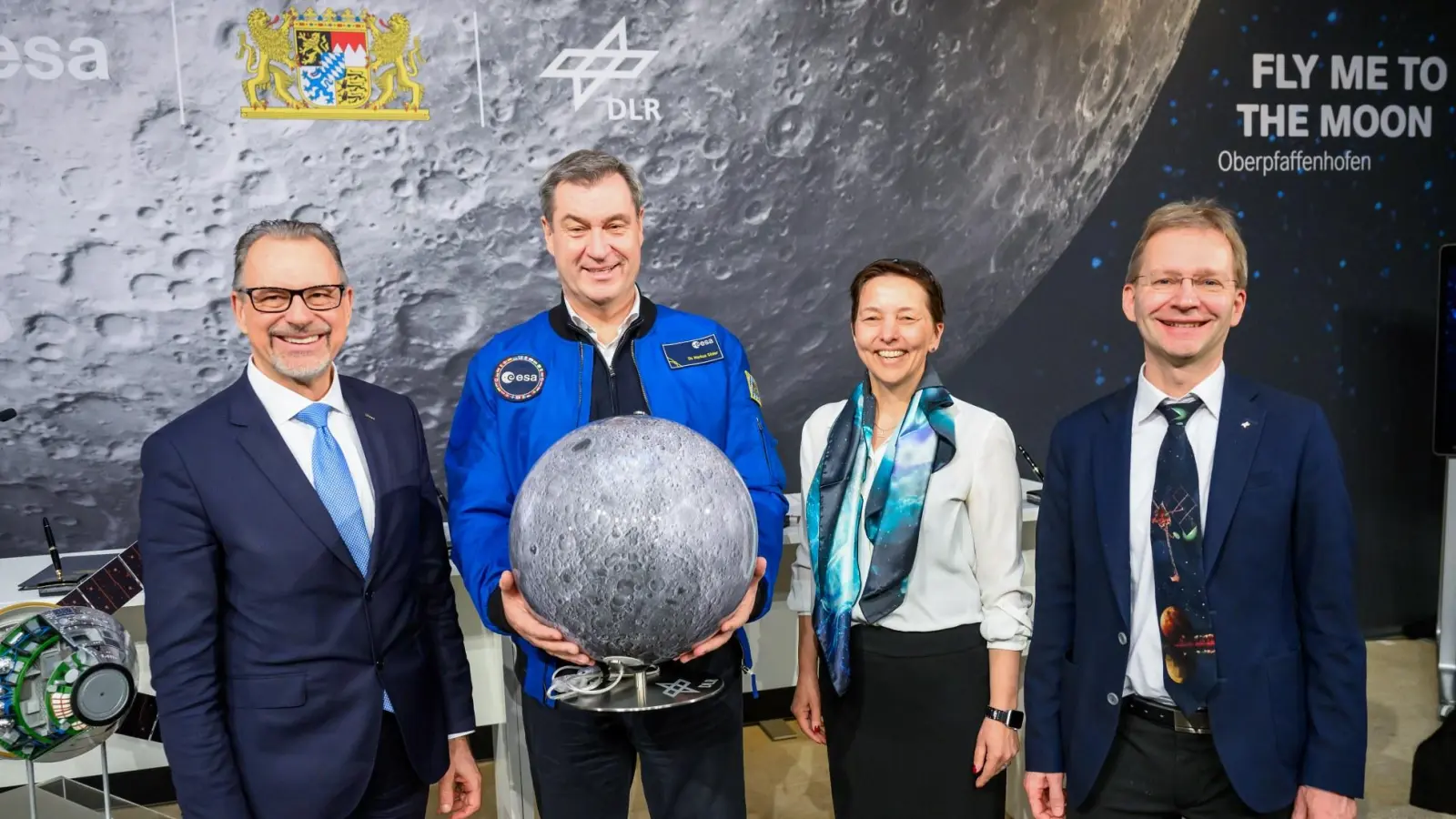 Freuen sich auf das Mondkontrollzentrum (v.li.): ESA-Generaldirektor Josef Aschbacher, Ministerpräsident Markus Söder, DLR-Bereichsvorständin Raumfahrt Anke Pagels-Kerp und Leiter der DLR-Einrichtung Raumflugbetrieb und Astronautentraining Felix Huber. (Foto: Bayerische Staatskanzlei)