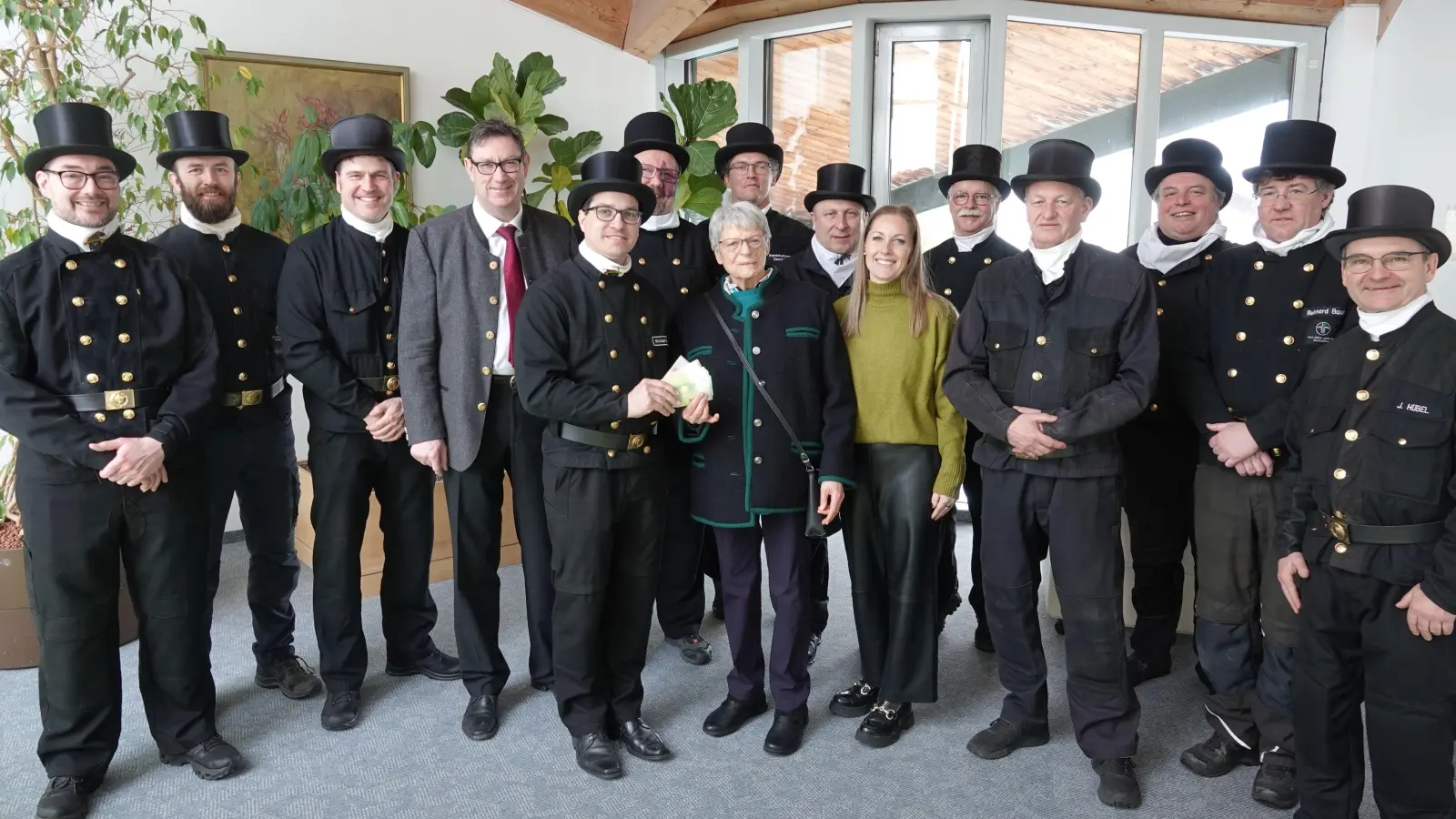 Von links nach rechts: Florian Aigner, Thomas Besl, Martin Graf, Landrat Martin Bayerstorfer, Michael Haas, Jürgen Borkner, Ottilie Kober, Dominik Rott, Herbert Ragl, Tanja Hagl, Stephan Gottlieb, Hans-Peter Niedermeier, Armin Hargaßer, Reinhard Bauer und Jens Hübel. (Foto: Landratsamt Erding)