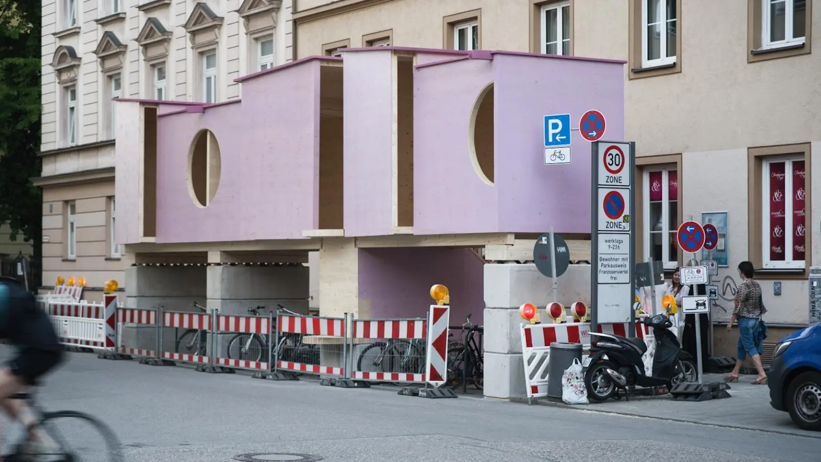 Mit dem Projekt „Zuhaus: Quartierzimmer für Haidhausen“ wird erprobt, wie aus Parkplätzen gemeinschaftliche Orte zum Arbeiten, Spielen, Diskutieren und Zusammenkommen entstehen können. (Foto: Zuhaus Haidhausen)