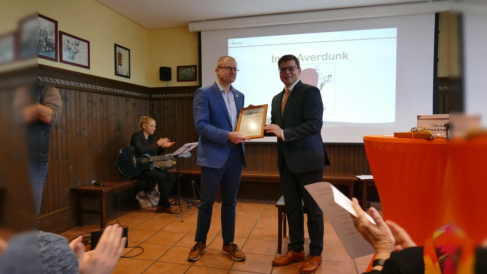 Günter Scherzl (rechts) überreichte den Bürgerpreis der FWG Poing 2019 an Ingo Averdunk. (Foto: FWG Poing)