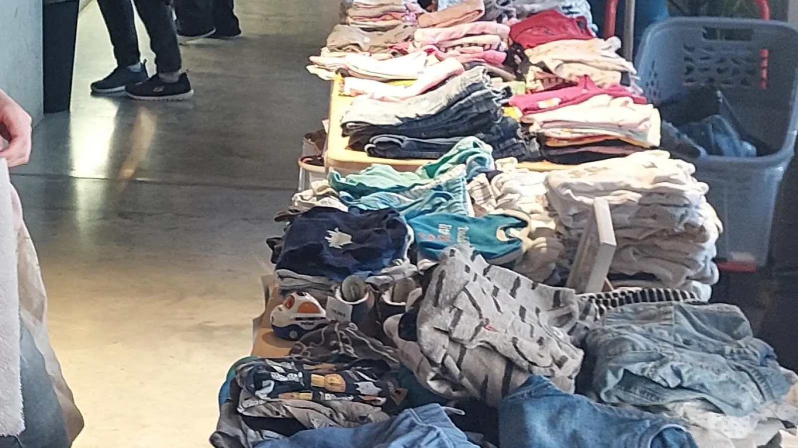 Jede Menge Kinderbekleidung gibt es beim Frühlingsflohmarkt der Heiligen Familie. (Foto: bas)