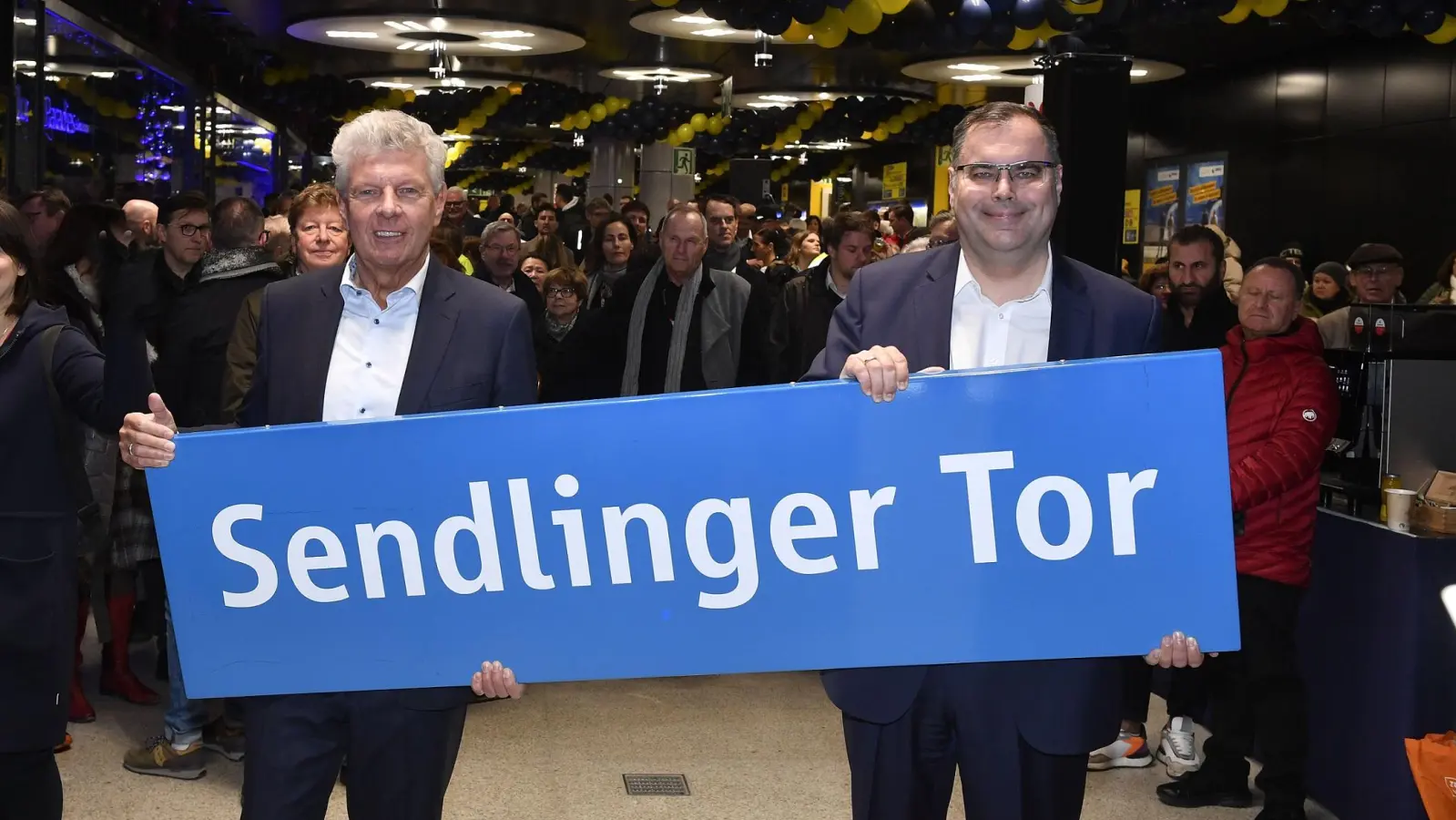 Oberbürgermeister Reiter (l.) eröffnete gemeinsam mit MVG-Chef Ingo Wortmann die modernisierte Zwischenebene des U-Bahnhofes Sendlinger Tor.  (Foto: SWM/ MVG)