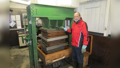 Thomas Nickl, Erster Vorstand des Obst- und Gartenbauvereins Hartmannshofen, wird auch diesen Herbst wieder die 100-jährige Presse in Gang setzen.  (Foto: Thomas Nickl)