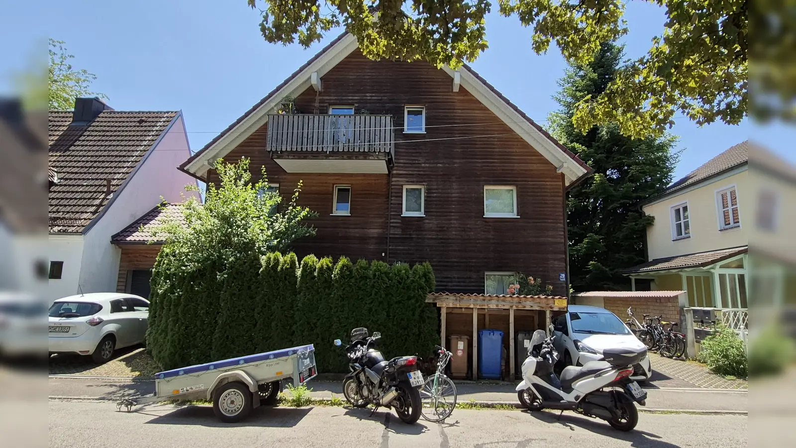 Die Fahrradbügel sind wieder weg. Zweiräder werden hier trotzdem abgestellt. Der einzige Unterschied: Die Pellets können in einigen Monaten geliefert werden. (Foto: tab)